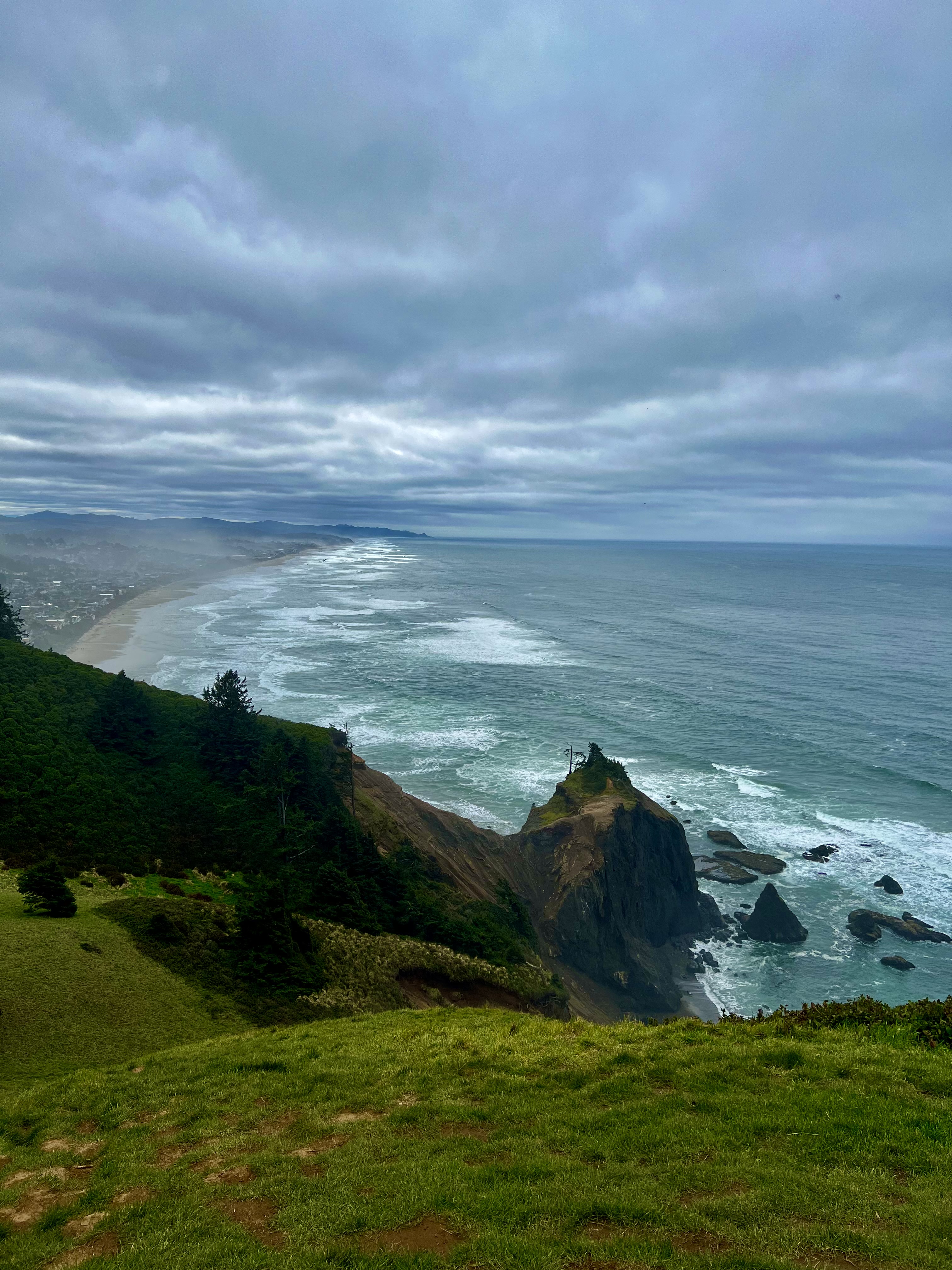 South view from God's Thumb looking down the Lincoln City coastline toward Devils Lake and the long sand beach below