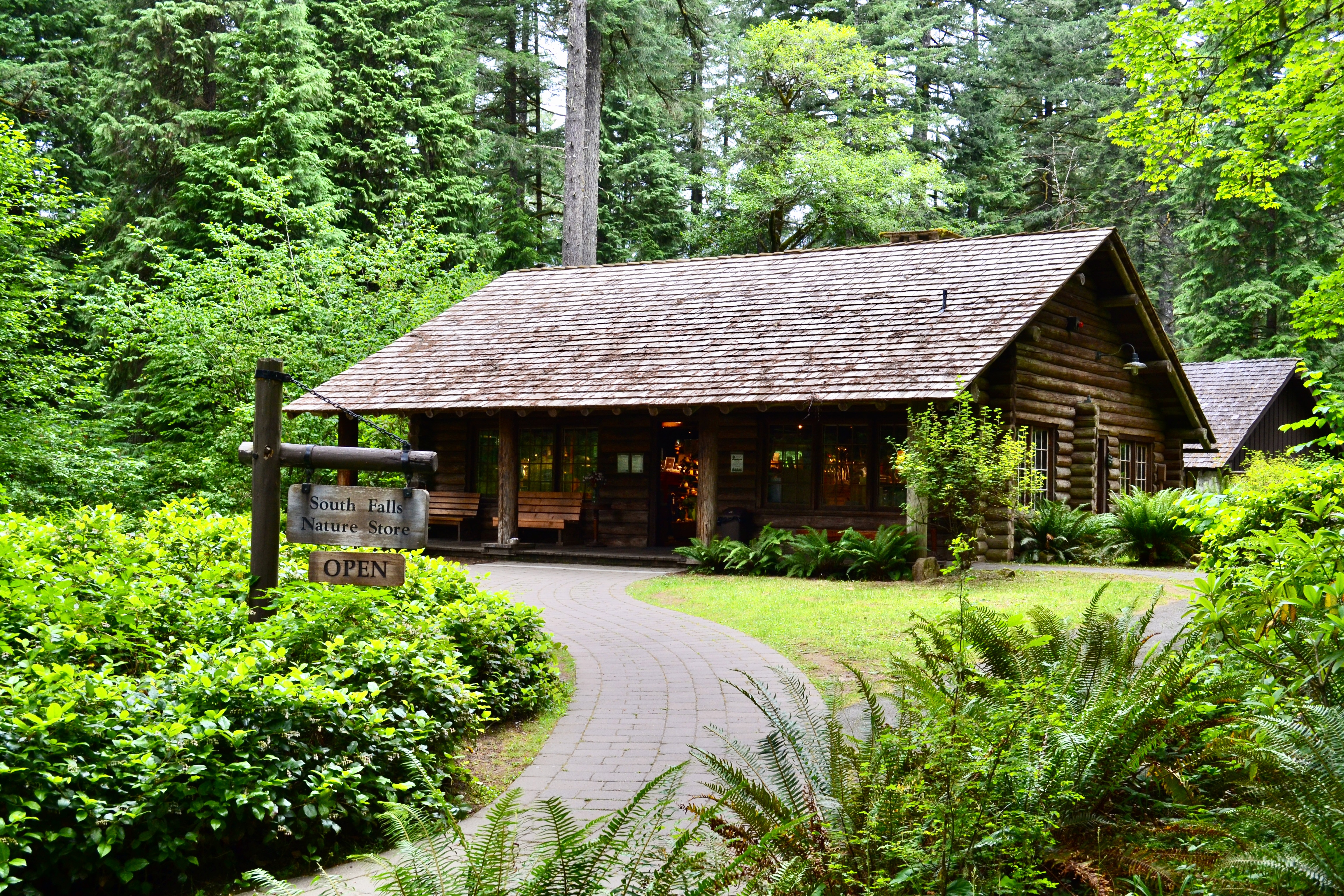 South Falls area and nature store at Silver Falls State Park