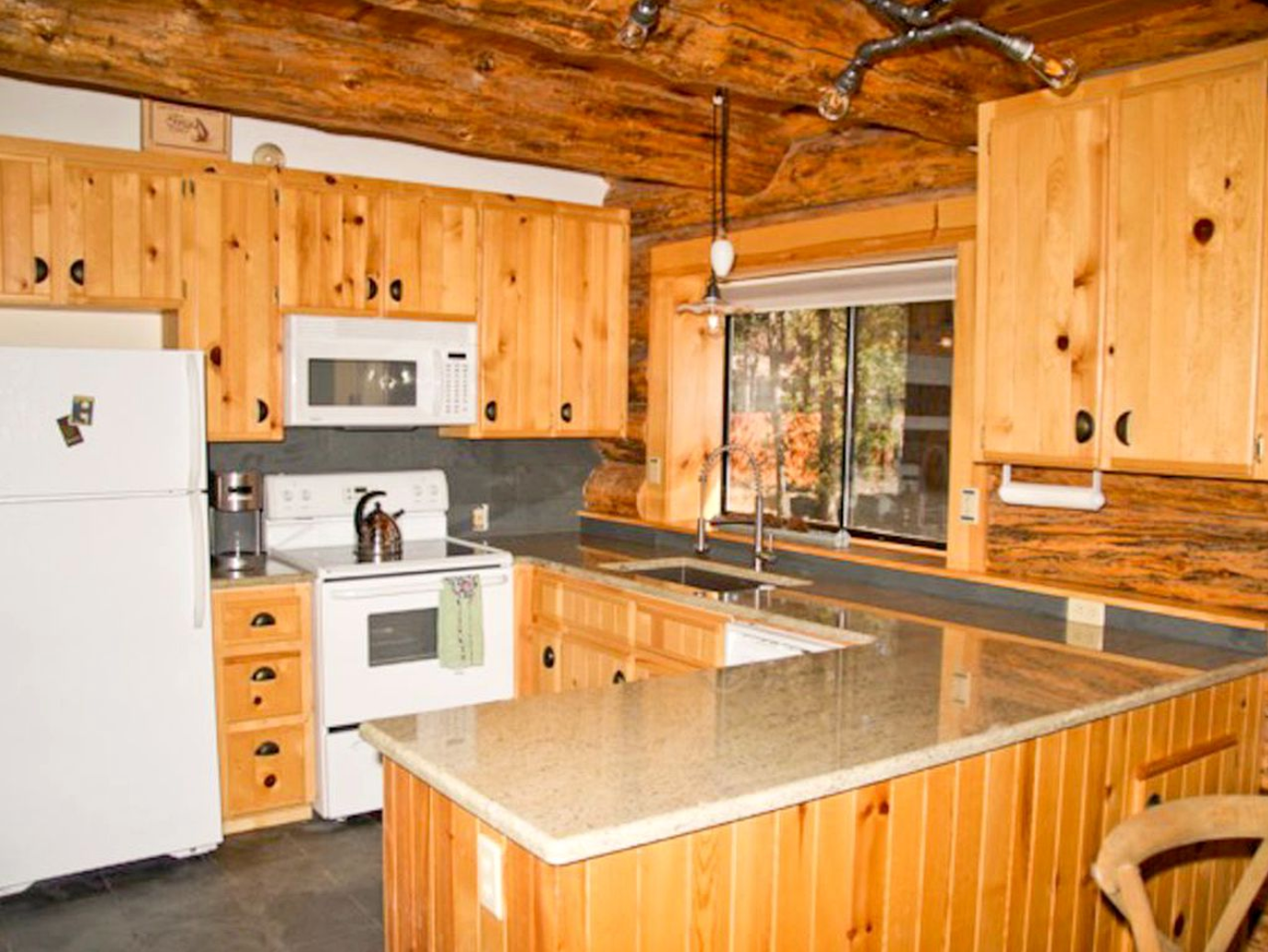 Log Cabin Near Mt. Bachelor kitchen
